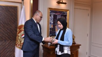 عاجل| وزير العمل يُسلم عاملتين 64 ألف جنيه بعد تسوية ودية مع إحدى الشركات