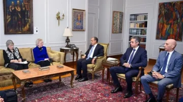 «وزير الخارجية يؤكد» رفض مصر القاطع لتهجير الفلسطينيين من أراضيهم وحل القضية الفلسطينية.