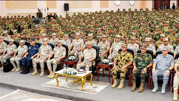 «وزير الدفاع يلتقي» بعدد من أفراد القوات الخاصة من وحدات المظلات والصاعقة