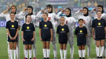 مشاهد صادمة في أستراليا.. متظاهرون يحاصرون حافلة منتخب إيران للسيدات ويمنعون عودته إلى طهران وسط مخاوف على سلامة اللاعبات