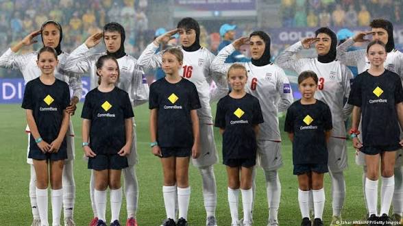 مشاهد صادمة في أستراليا.. متظاهرون يحاصرون حافلة منتخب إيران للسيدات ويمنعون عودته إلى طهران وسط مخاوف على سلامة اللاعبات