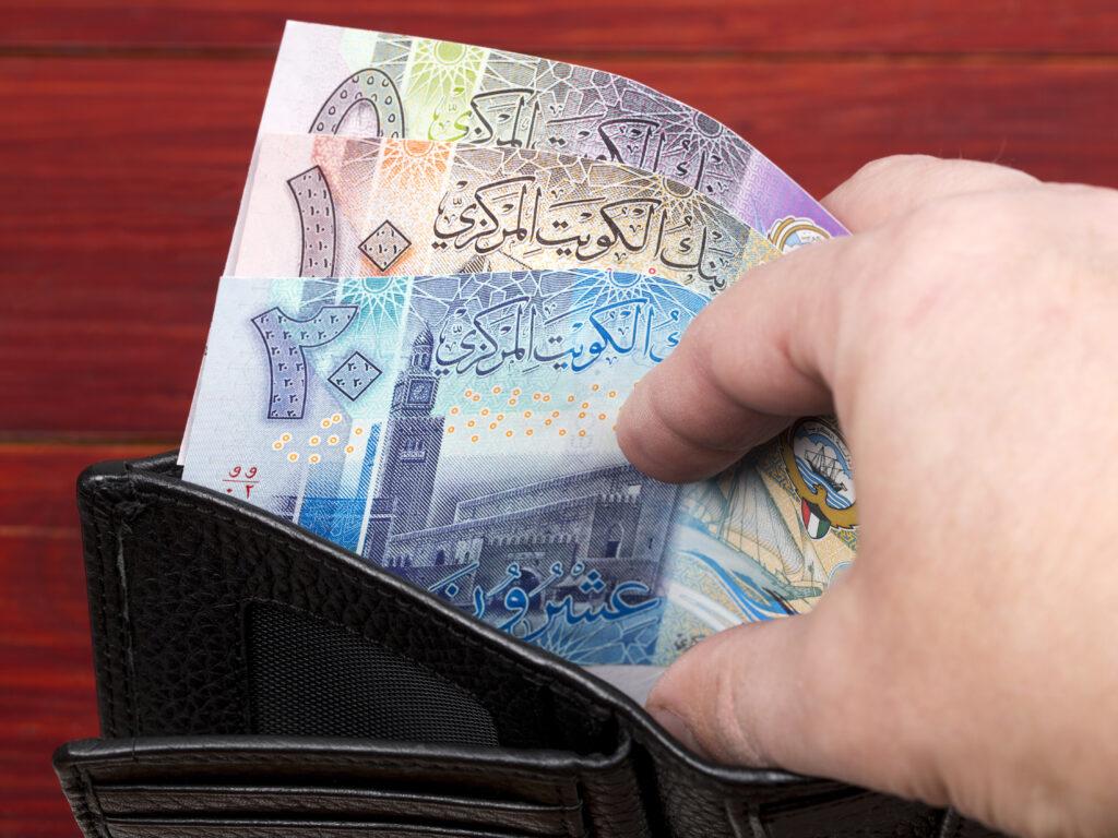 سعر الدينار الكويتي مقابل الجنيه المصري يستقر مسجلاً [172.52] جنيهاً كأعلى نقطة بيع