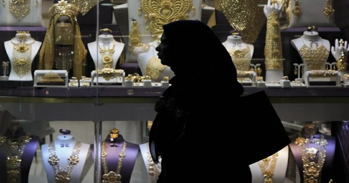 سعر غرام الذهب عيار 24 في الإمارات اليوم  تقفز  الي555.7 درهم، وفقاً لبيانات منصة “جولد برايس”