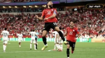 احتفال محمد عبد المنعم وإبراهيم حسن بعلم مصر عقب فوز الفراعنة على نيوزيلندا