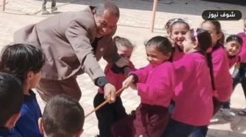 مدير مدرسة منشأة رضوان بالجيزة يشارك تلاميذ الصف الأول أنشطة اليوم الدراسي الأول