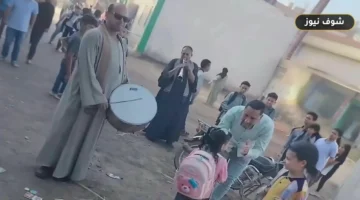 زفة بالمزمار البلدي في البحيرة.. أب يحتفل بأول يوم دراسي لابنته بمعهد أزهري